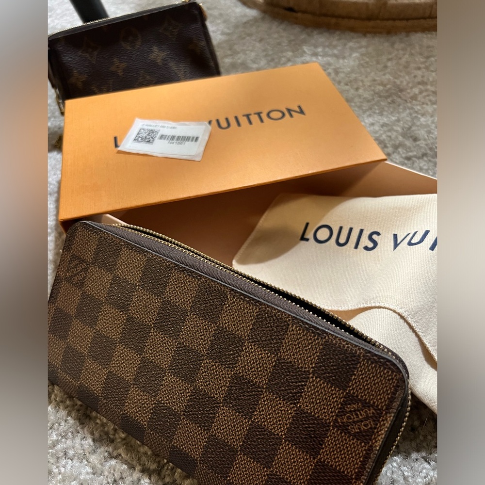 Louis Vuitton zip wallet in fabulous condition!